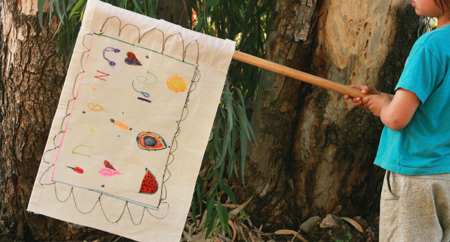פעילות עם ילדים ליום העצמאות | מציירים דגל משפחתי | בלוג סימני דרך | naamasimanim.co.il