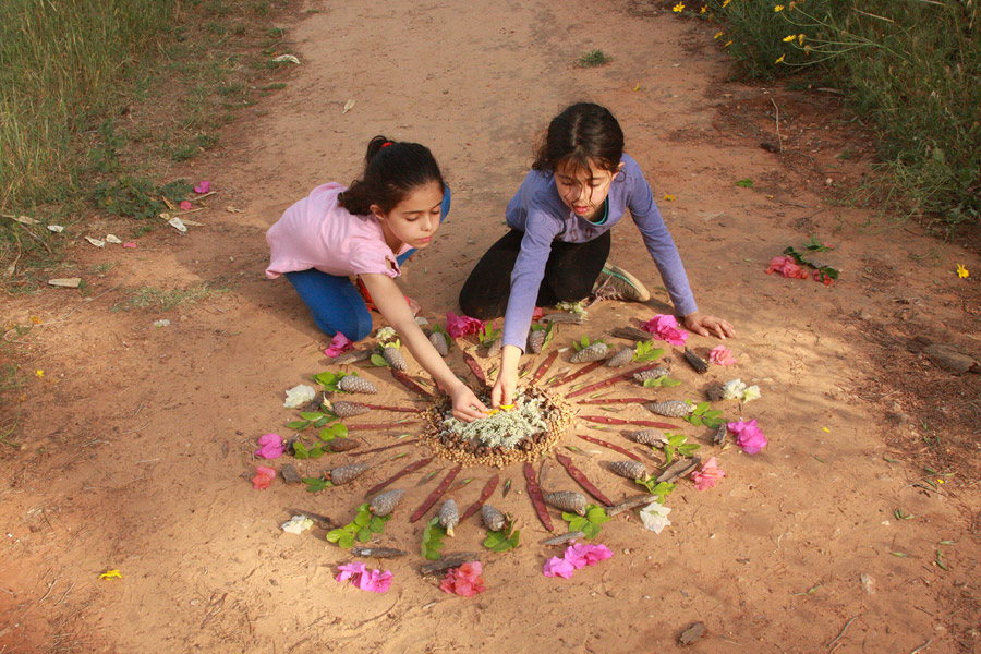 https://naamasimanim.co.il / "יצירה עם ילדים בטבע | פעילות עם ילדים בטבע | יצירה לילדים לחופש הגדול | מנדלה מחומרי טבע | מנדלת טבע | בלוג "סימני דרך