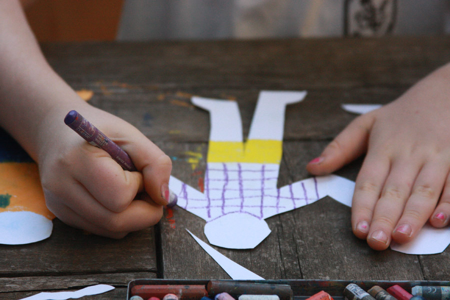 יצירה לסוכות | יצירה לילדים לסוכות | קישוטים לסוכה | יצירה עם ילדים | שרשרת בובות נייר | בלוג "סימני דרך” | naamasimanim.co.il