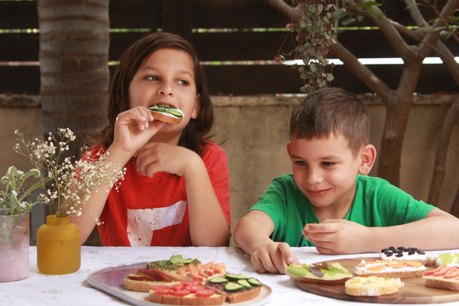 איך לגרום לילדים לאכול מגוון | ילד מול מגשי סנדוויצ׳ים | סנדוויץ׳ לבית ספר | מסיבת סנדוויצ׳ים לילדים | הבלוג של נעמה מגשימת מתנות | naamasimanim.co.il