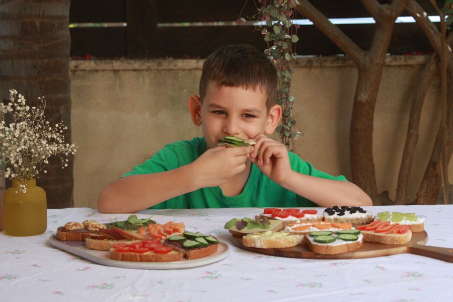 איך לגרום לילדים לאכול מגוון | ילד מול מגשי סנדוויצ׳ים | סנדוויץ׳ לבית ספר | מגש סנדוויצ׳ים | הבלוג של נעמה מגשימת מתנות | naamasimanim.co.il