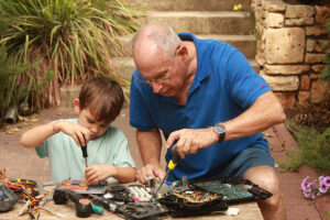אלקטורניקה עם ילדים | פעילות עם חשמל לילדים | יצירה עם ילדים | איך לגדל ילדים עצמאים | הורות יצירתית | הבלוג ״סימני דרך״ | https://naamasimanim.co.il/